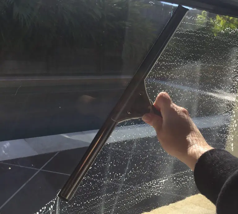 A Guide to Cleaning Windows Quickly and Efficiently