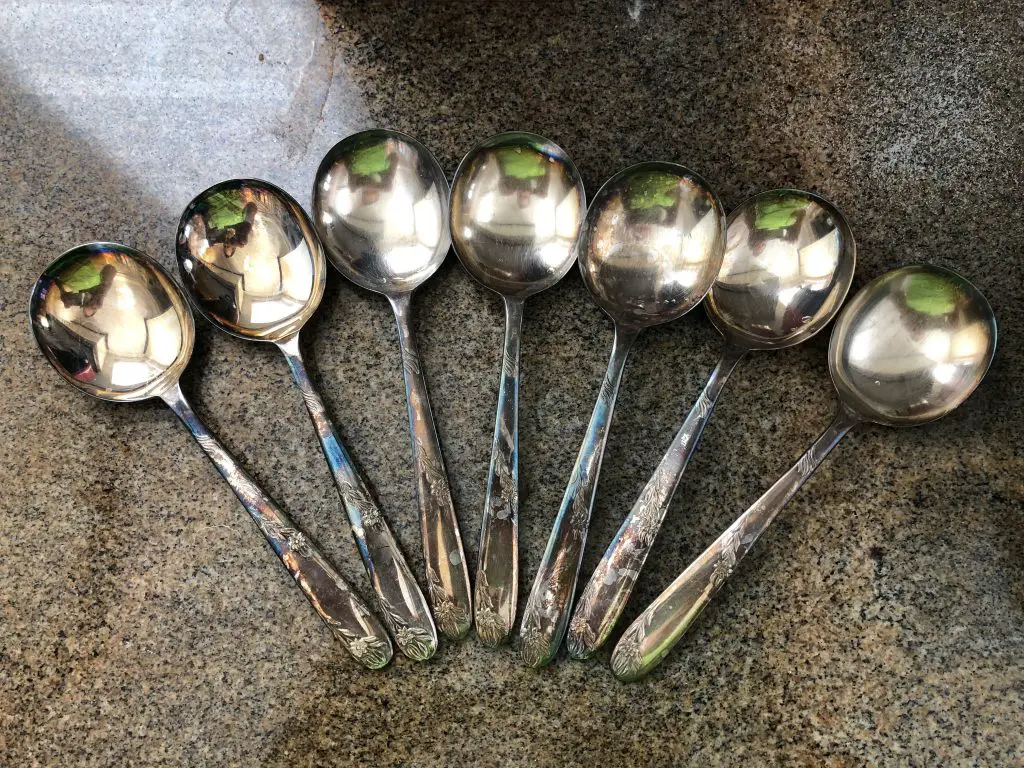 clean your silver cutlery with aluminium foil and baking soda The DIY