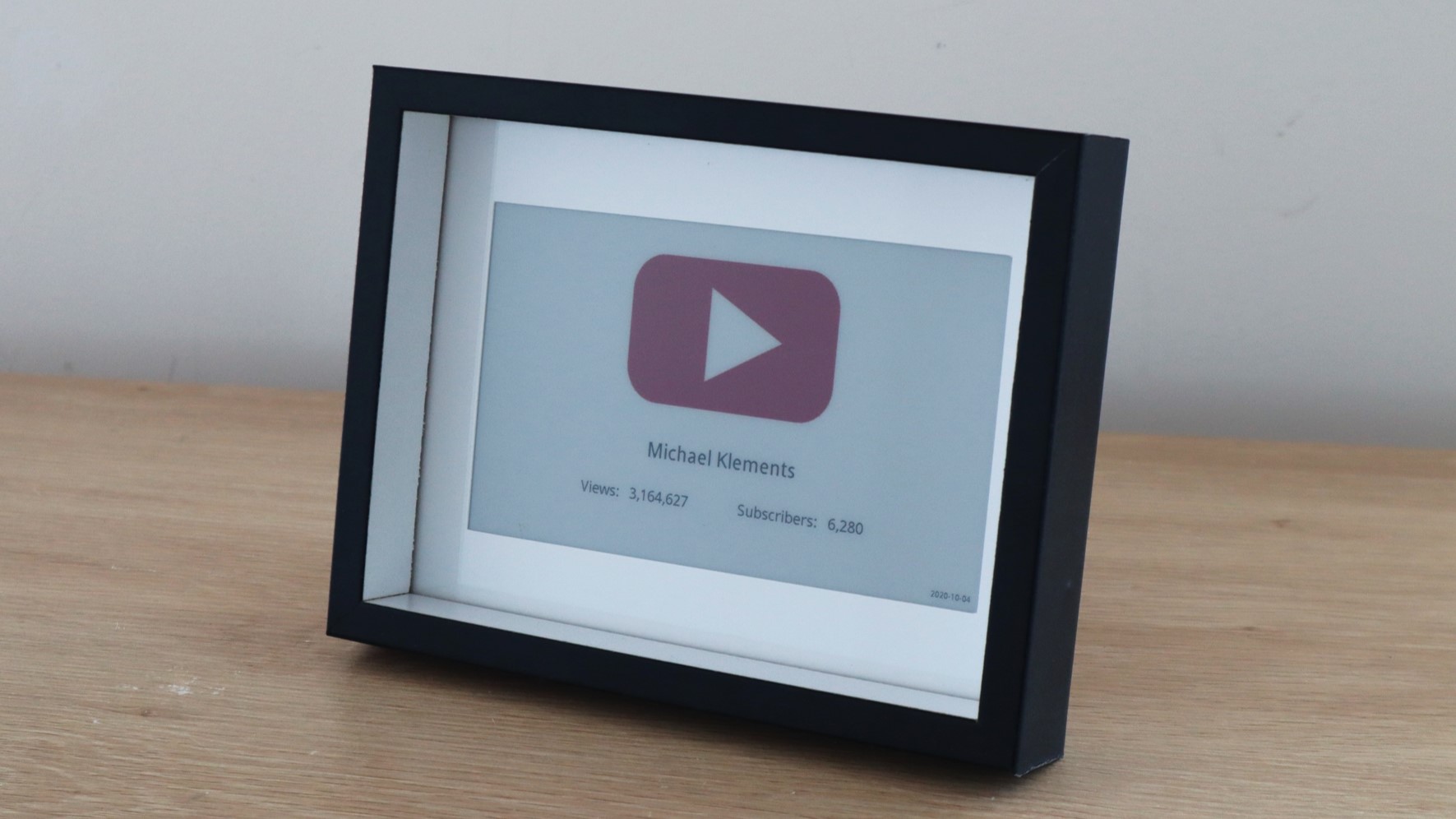 YouTube Subscriber Counter Using An E-Ink Display And A Raspberry Pi Zero W