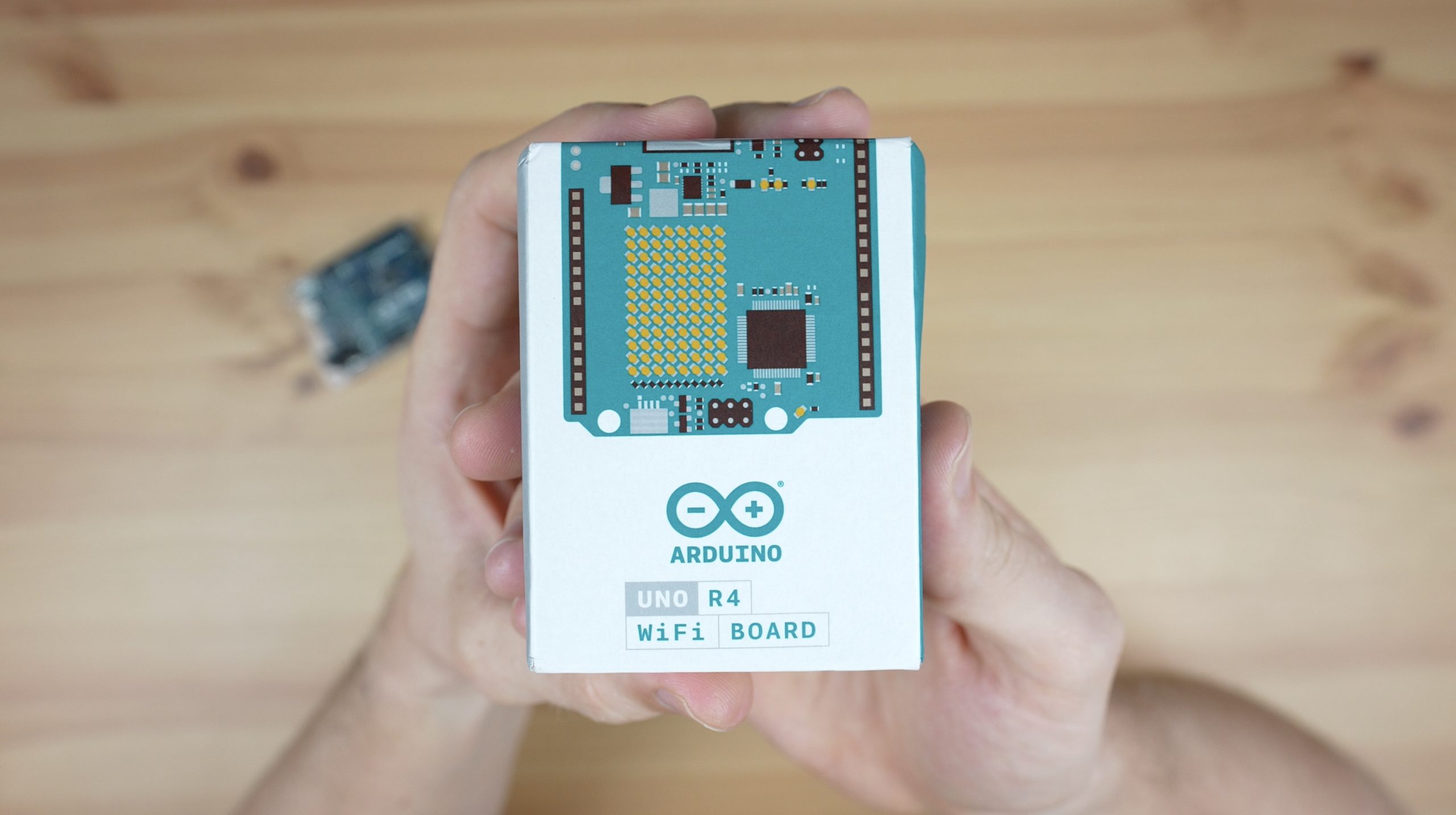 STL file Box for Arduino Uno R4 WiFi 📦・3D printing model to