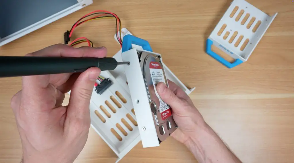 Securing Drives To Trays